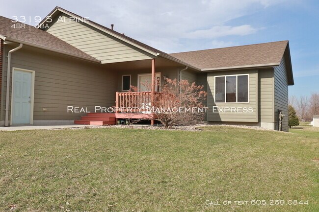 Building Photo - Perfect 4 bedroom 3 bathroom home 2200 sq ft!