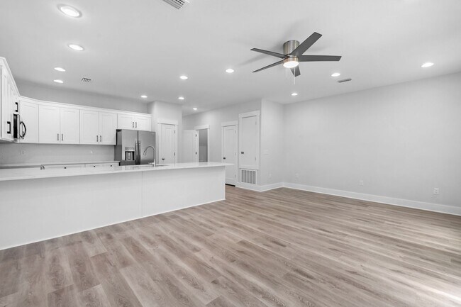 Building Photo - Modern 4BR Home with Private Fenced Yard Near the Beach