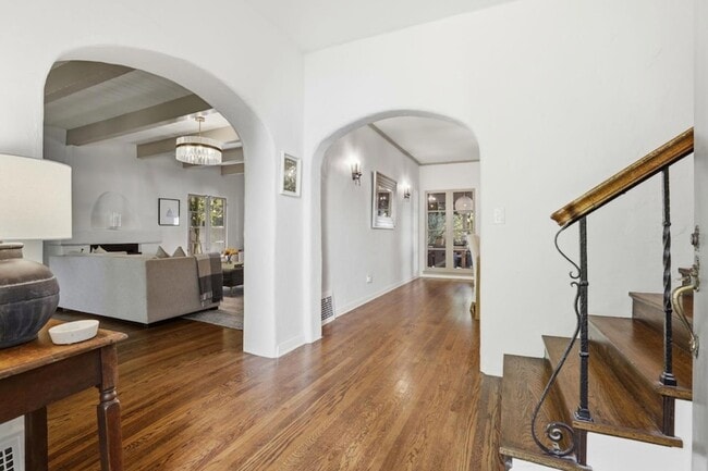 Building Photo - 566 E Crescent Dr