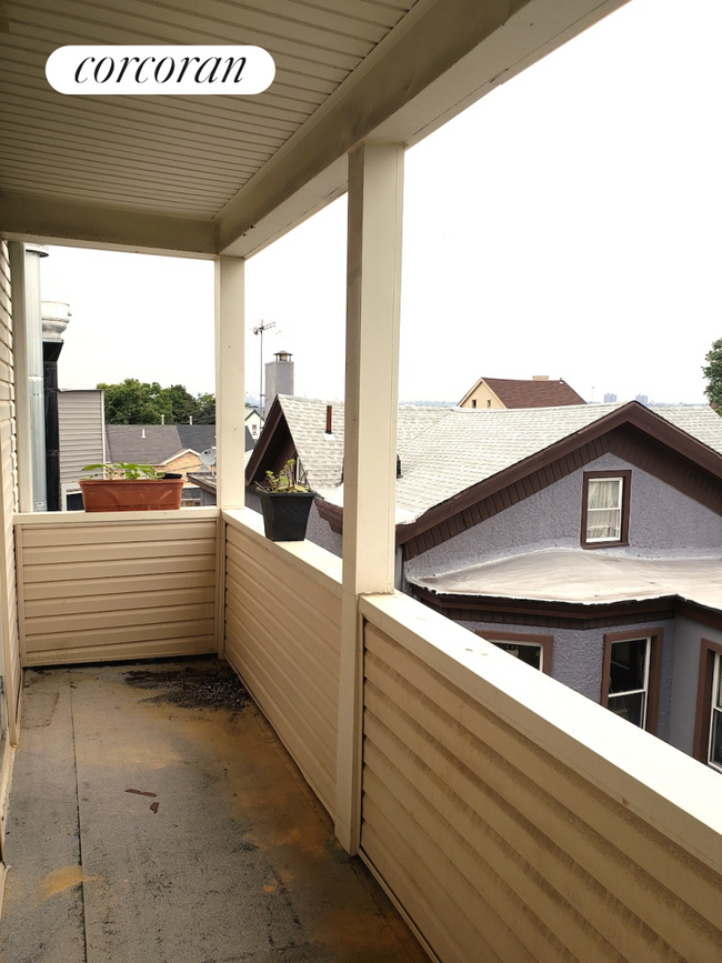 Building Photo - 387 Van Duzer St