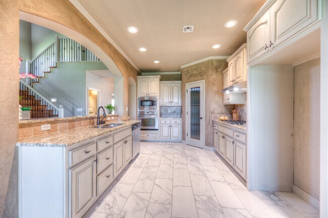 Building Photo - 1317 W Dover St