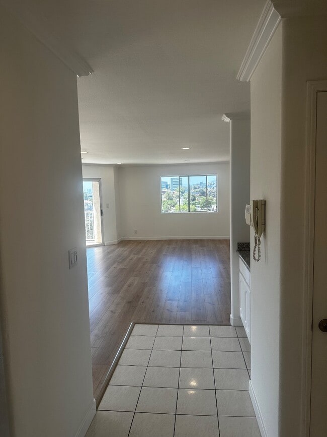 Building Photo - 4003 Sunset Dr
