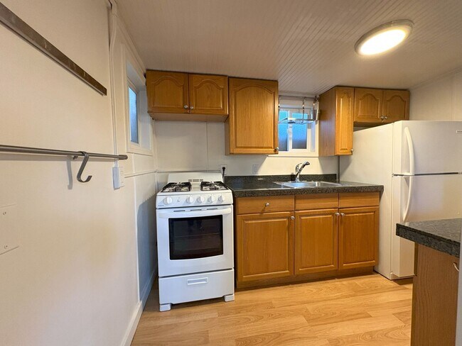 Building Photo - Charming 1BR Cottage with Private Patio