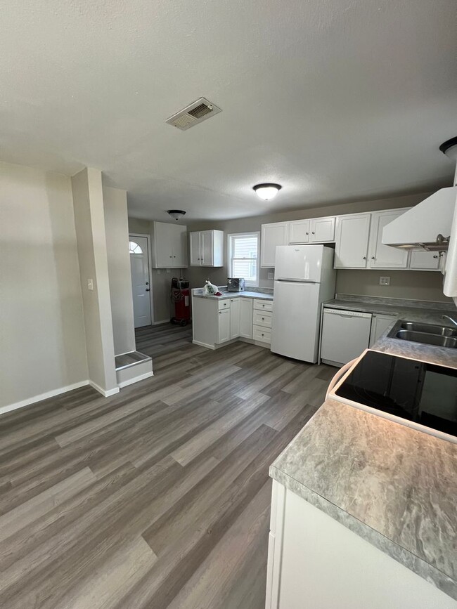 Building Photo - Completely Updated 3 Bedroom 2 Full Bath