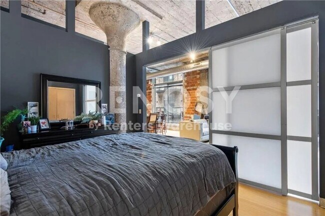 Building Photo - Downtown Luxury Condo Available!