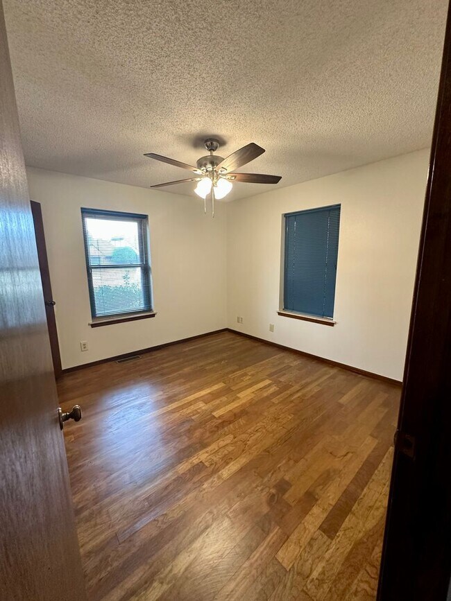 Building Photo - Immaculate major remodeled executive home ...