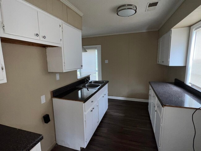Building Photo - 892 Restbrook Ave