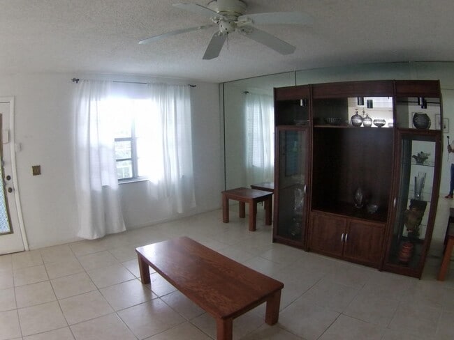 Building Photo - 556 Capri L