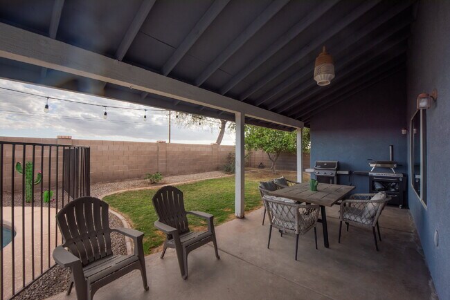 Building Photo - Spacious 3-Bedroom Oasis with Pool in Yuma...