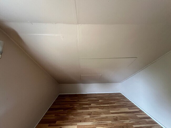 Building Photo - 4 Bedroom, 1 Bath Home with Washer & Dryer