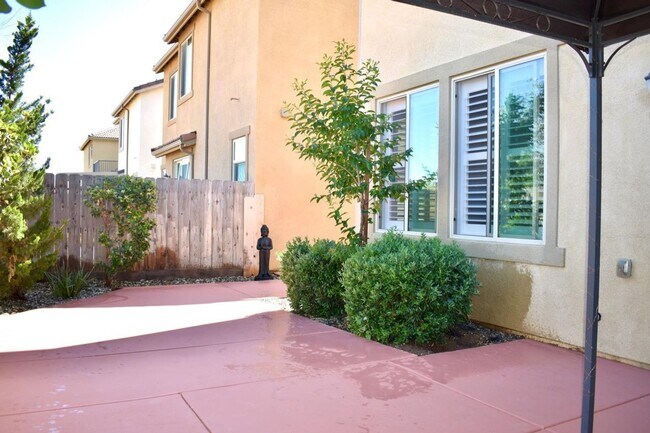 Building Photo - Stunning 3-Bedroom, 2.5-Bathroom Home for ...