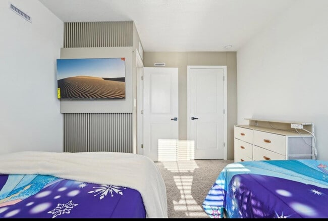 Building Photo - 646 Longboat Dr