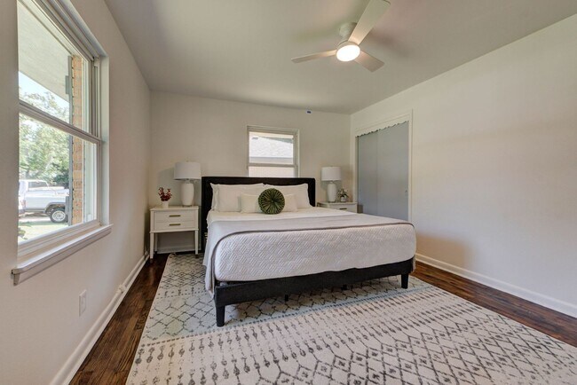 Building Photo - Fully Renovated 4 Bed, 2 Bath Just Minutes from Campus