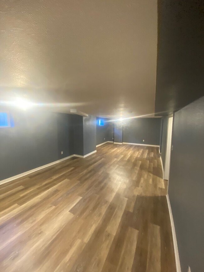 Building Photo - 5 bed 2.5 bath home
