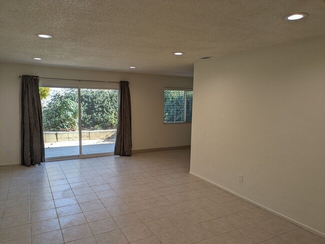 Building Photo - NEWLY REMODELED!!!!!One bedroom One Bath Unit