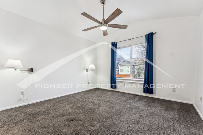 Building Photo - Spacious Home with Fenced Yard and Washer/Dryer