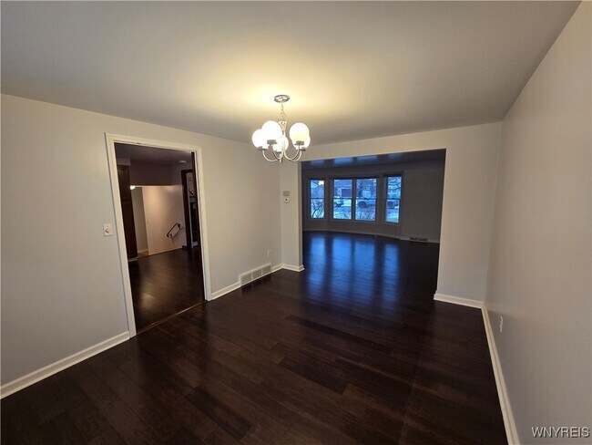 Building Photo - 161 Foxpoint W