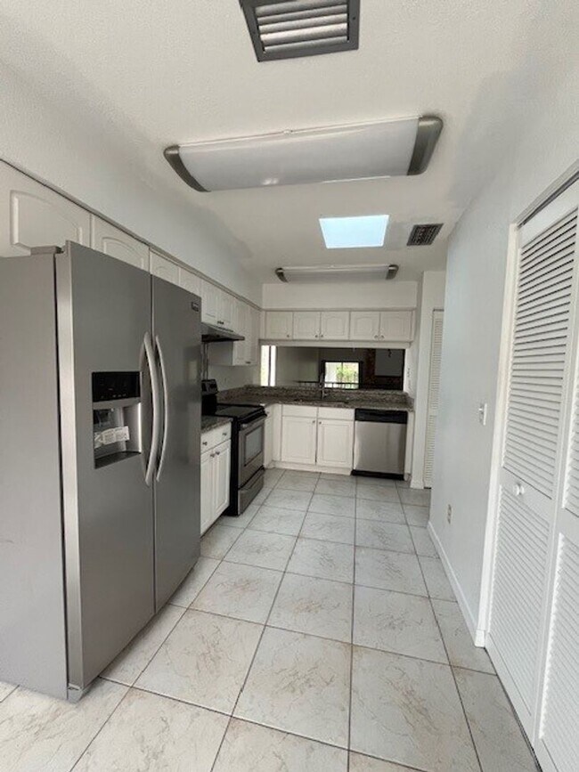 Building Photo - ***4 Bed 3.5 Bath in Tuscawilla!***