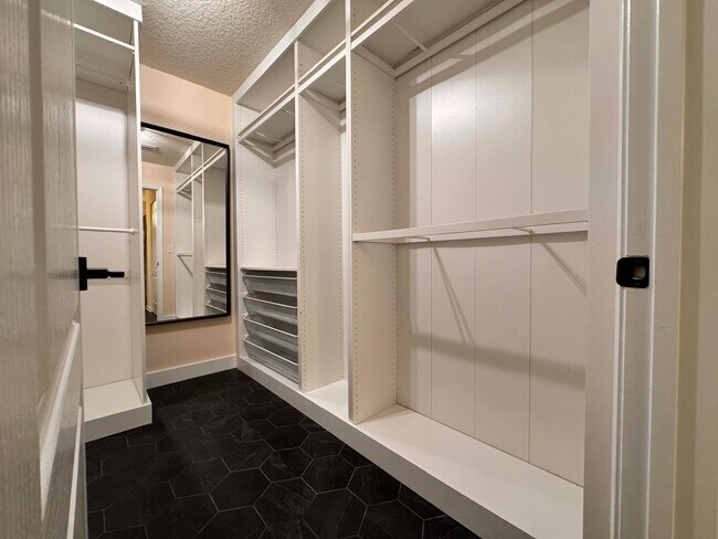 Building Photo - 2488 Beachview Dr