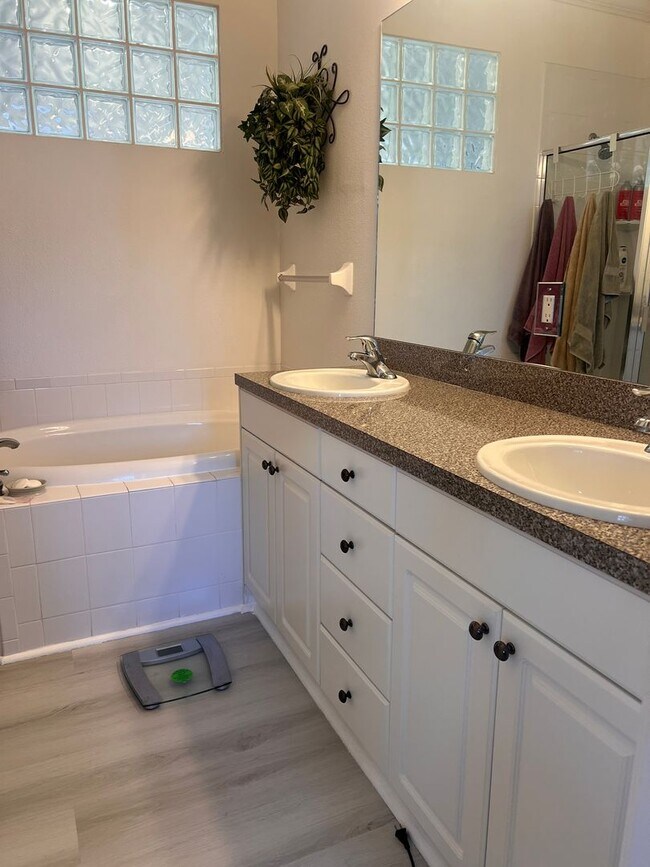 Building Photo - Modern 2BD/2BA Condo in Gondola Park