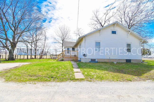 Building Photo - 2-Bedroom Farmhouse