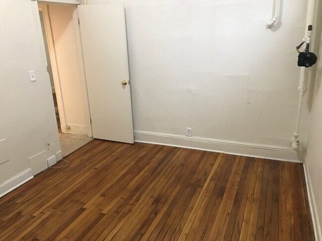Building Photo - 2bed split unit in Allston is available in 9/1 No broker fee!