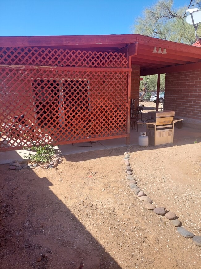 Building Photo - 9141 N Overlook Dr