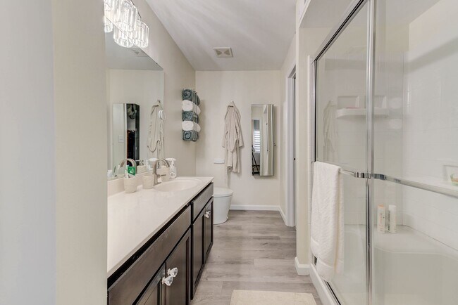 Building Photo - Tastefully updated 2-bedroom, 2-bath condo
