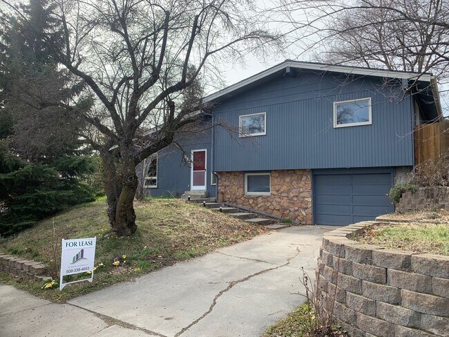 Building Photo - 3 Bd/2 Ba Spacious home on Sunnyside Hill!