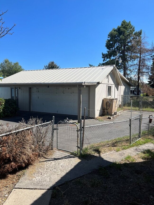 Building Photo - 3 Bedroom in Suburbs