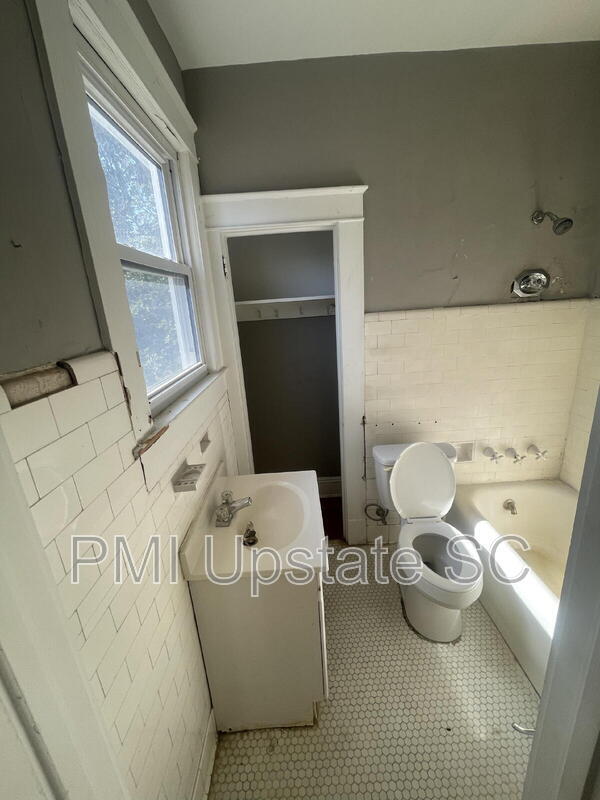 Building Photo - 181 N Fairview Ave