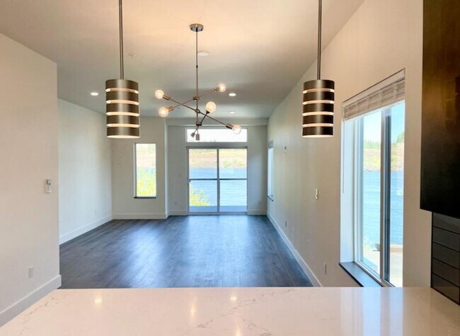 Building Photo - Luxury Rental With A River View