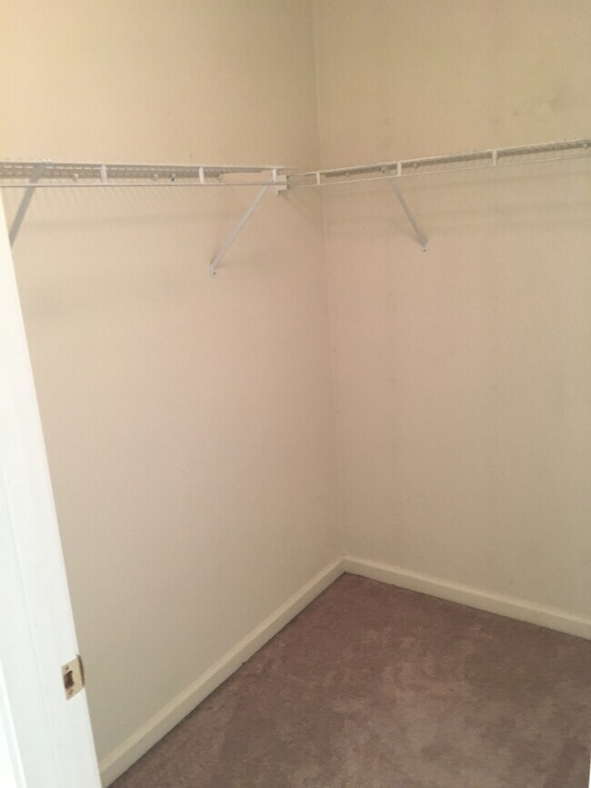 Building Photo - 2644 Sunray Dr