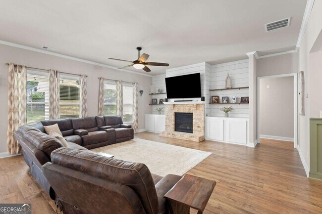 Building Photo - 2121 Charmond Dr