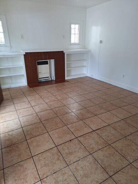 Building Photo - 1435 W 51st St