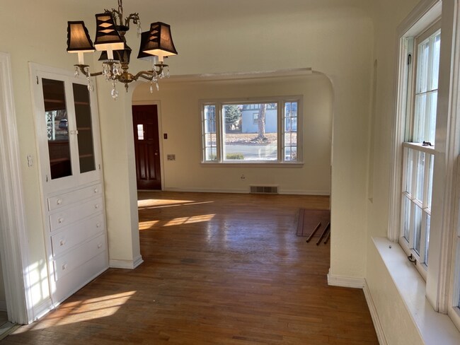 Building Photo - Stunning home on Sheridan