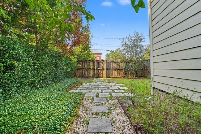 Building Photo - 2 Bedroom Charmer with Sundeck, Wood Floors, and High Ceilings
