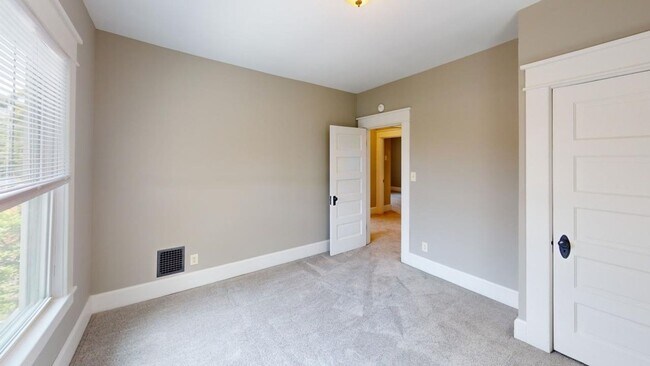 Building Photo - 5 BEDROOMS + 2.5 BATHROOMS + 3 FREE OFF-STREET Parking Spaces SINGLE FAMILY HOUSE!  Available Aug...