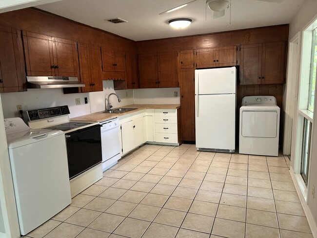 Building Photo - 851 Willow Dr