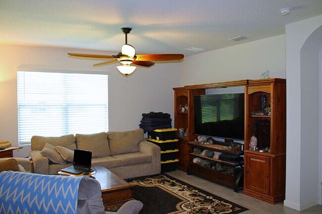 Building Photo - Modern 4-Bedroom Home with Large Backyard ...