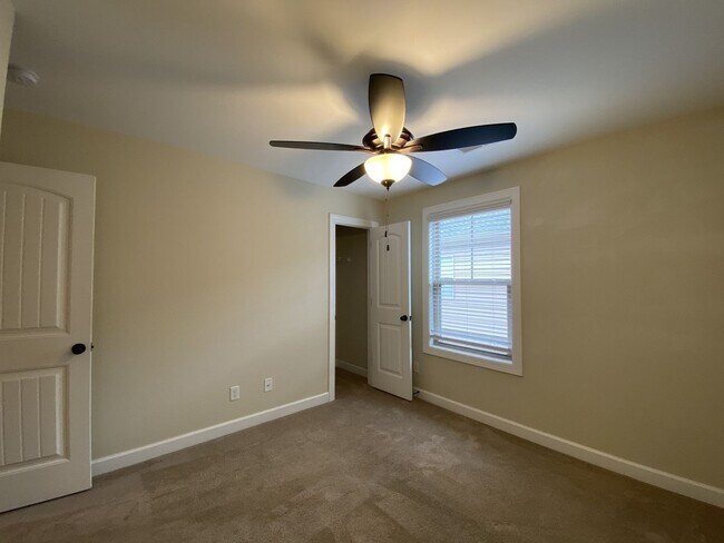 Building Photo - Modern Townhome Close to MTSU