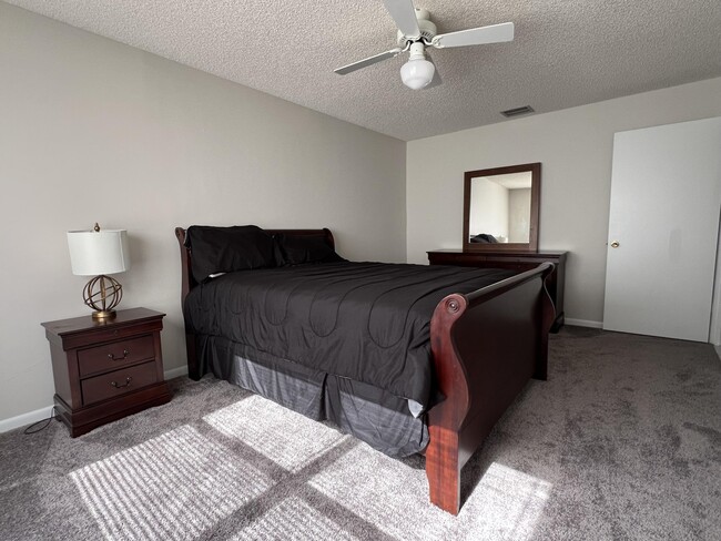 Building Photo - 9775 Sun Pointe Dr