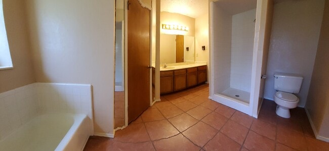 Building Photo - 4200 Pyracantha Dr