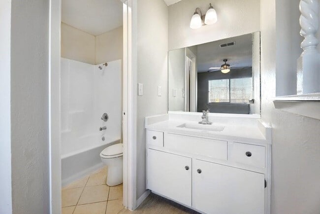 Building Photo - 1214 Doonesbury Dr