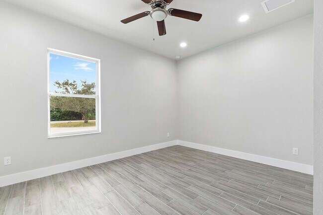 Building Photo - 1351 SW Don Ct