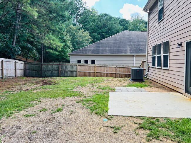 Building Photo - Prime location, lots of extra sqft, fenced...