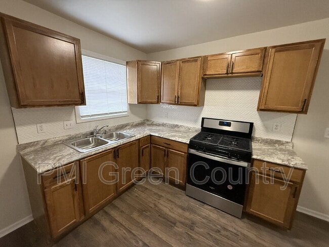 Building Photo - 336 W 61st Pl N