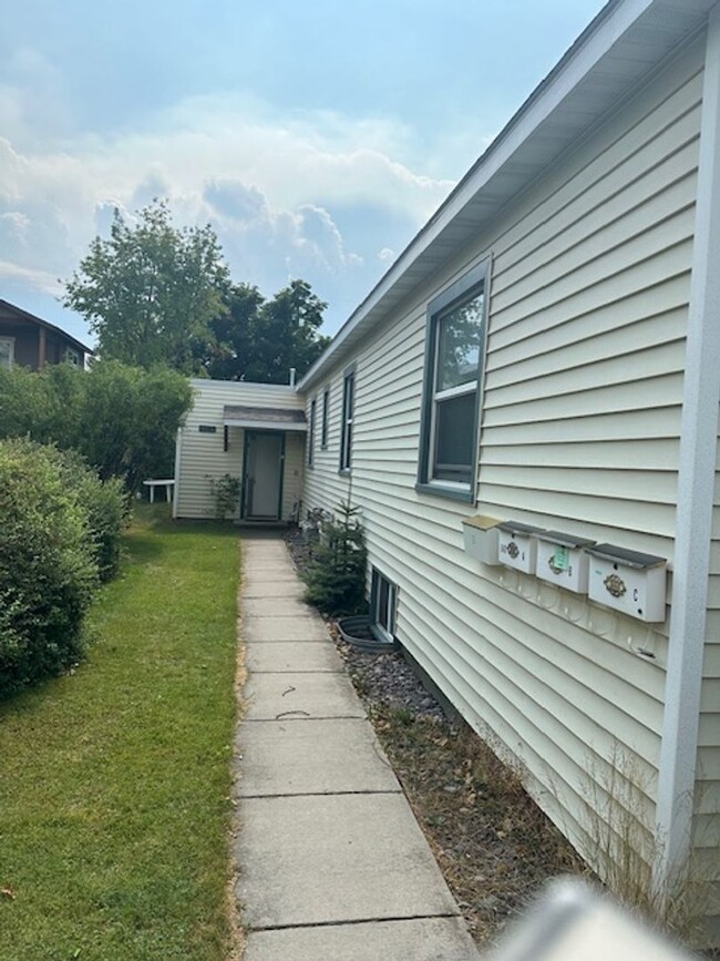 Building Photo - Hey Students.  3 bedroom Mid town off Step...