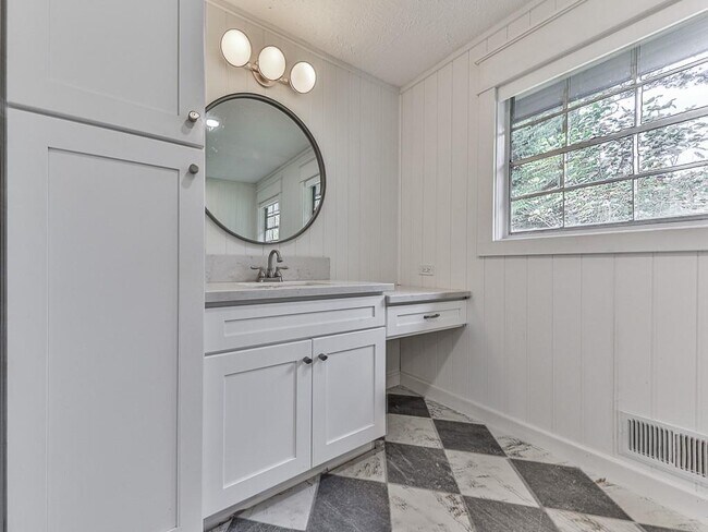 Building Photo - 421 Creek Valley Dr