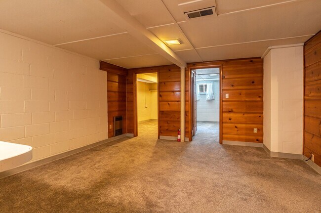 Building Photo - 4 Bedroom 2 Bath